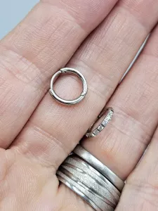Ocelové náušnice - Mini zdobené kruhy s kamínky