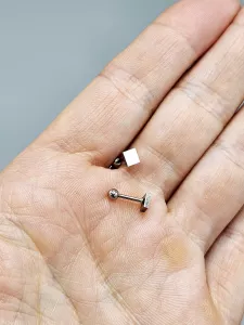 Ocelové náušnice - Stříbrné čtverečky - šroubovací puzetka