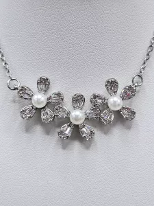 Ocelový náhrdelník - Květy s broušenými kamínky a perličkami ve stříbrném provedení