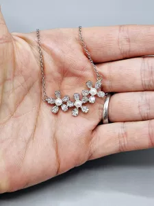 Ocelový náhrdelník - Květy s broušenými kamínky a perličkami ve stříbrném provedení