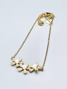 Ocelový náhrdelník - Květy s broušenými kamínky a perličkami ve zlatém provedení