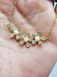 Ocelový náhrdelník - Květy s broušenými kamínky a perličkami ve zlatém provedení