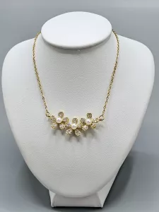 Ocelový náhrdelník - Květy s broušenými kamínky a perličkami ve zlatém provedení