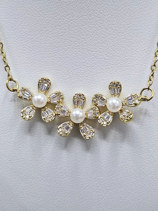 Ocelový náhrdelník - Květy s broušenými kamínky a perličkami ve zlatém provedení