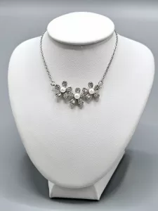Ocelový náhrdelník - Květy s broušenými kamínky a perličkami ve stříbrném provedení