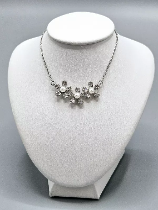 Ocelový náhrdelník - Květy s broušenými kamínky a perličkami ve stříbrném provedení