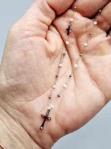 Ocelový náhrdelník lesklý s korálky a křížkem (0,25 x 39,5 cm)