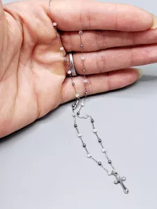 Ocelový náhrdelník lesklý s korálky a křížkem (0,25 x 39,5 cm)