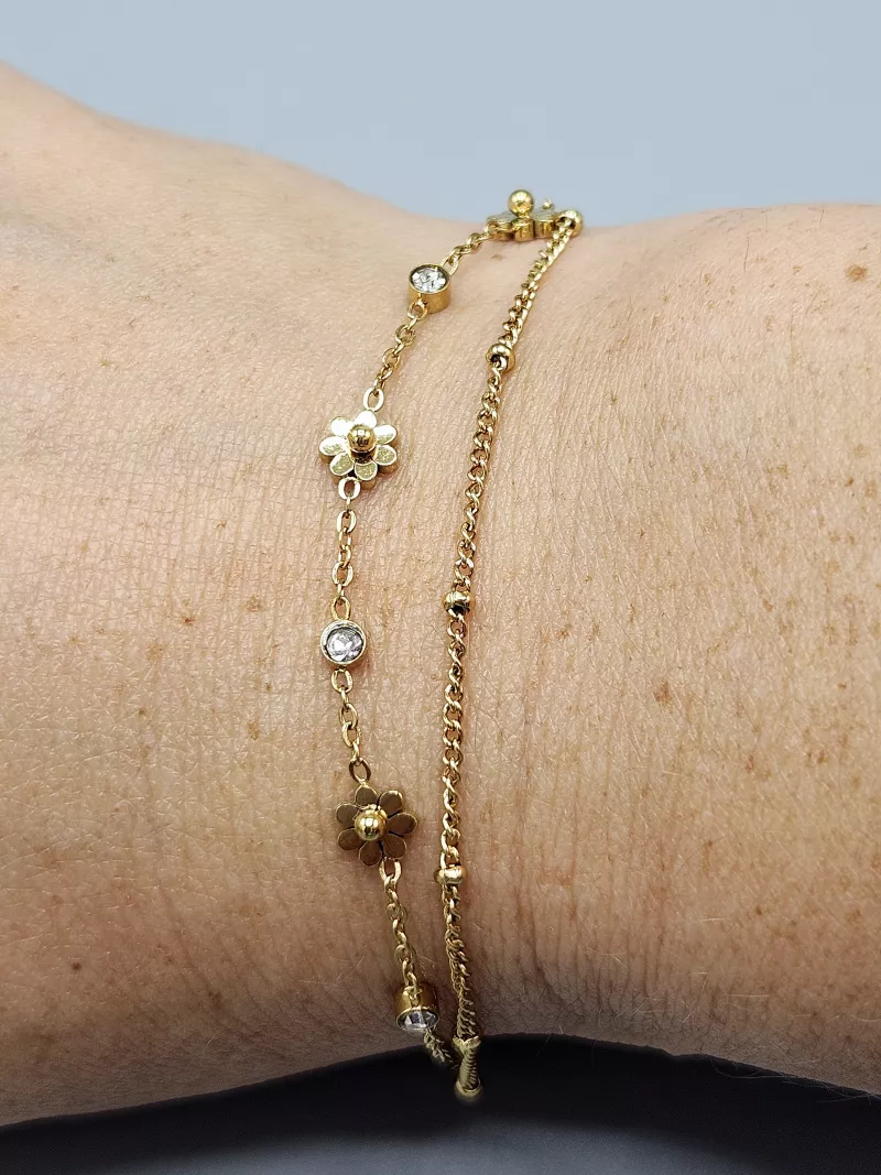 Ocelový náramek s kytičkami ve zlatém provedení