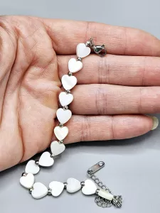 Ocelový náramek se srdíčky ve stříbrném provedení