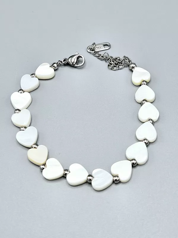 Ocelový náramek se srdíčky ve stříbrném provedení