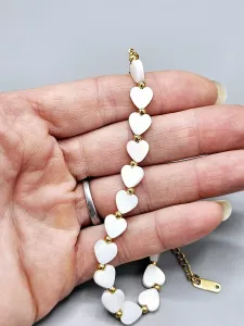 Ocelový náramek se srdíčky ve zlatém provedení