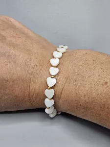 Ocelový náramek se srdíčky ve zlatém provedení