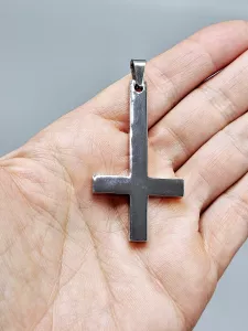 Ocelový přívěsek - Obrácený kříž sv. Petra velký (6,3 x 3 x 0,35 cm)