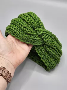 Ručně pletená čelenka zelená 49 - 53 cm