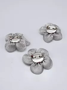 Šedý květ - brož