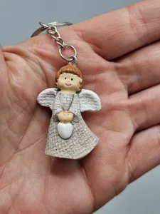 Andělka se srdíčkem jako přívěsek na klíče