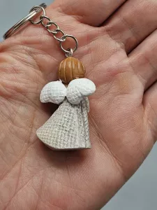 Andělka se srdíčkem jako přívěsek na klíče