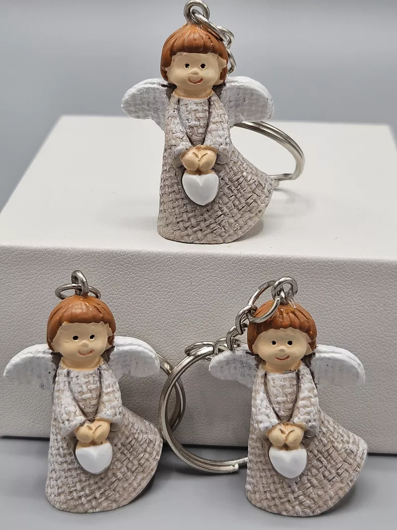 Andělka se srdíčkem jako přívěsek na klíče