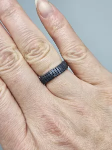 Miyuki Tila prsten - odstín antracitová matná | cca 5,2 cm (51 - 52 - 53), cca 5,4 cm (53 - 54 - 55), cca 5,7 cm (56 - 57 - 58)