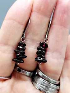 Náušnice - Granát sekané kousky ve stříbrném provedení