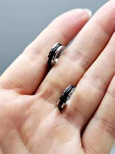 Ocelové náušnice - Stříbrno černé kruhy