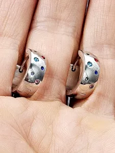 Ocelové náušnice - Zdobené kruhy barevné