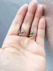 Ocelové náušnice - Zdobené kruhy barevné