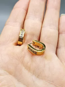 Ocelové náušnice - Zdobené oválky zlaté barvy