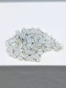 Ocelový řetízek lesklý s mléčnými broušenými korálky (0,35 x 49 cm)