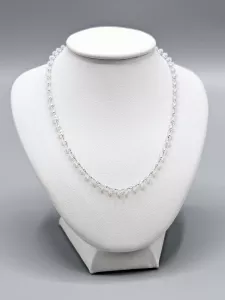 Ocelový řetízek lesklý s mléčnými broušenými korálky (0,35 x 49 cm)