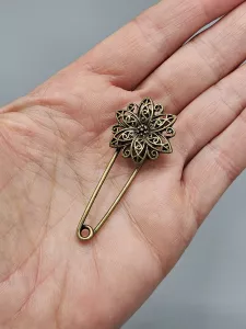 Ozdobný spínací špendlík - Filigránová květina staromosazná