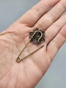 Ozdobný spínací špendlík - Filigránová květina staromosazná
