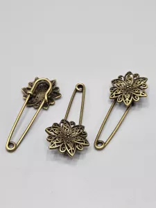 Ozdobný spínací špendlík - Filigránová květina staromosazná