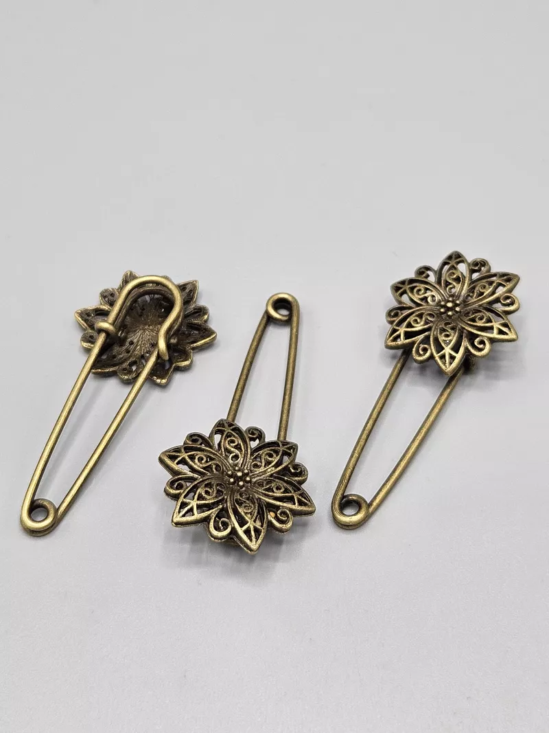 Ozdobný spínací špendlík - Filigránová květina staromosazná