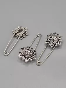 Ozdobný spínací špendlík - Filigránová květina staromosazná