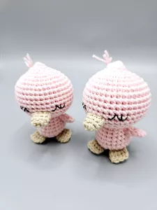 Ručně háčkovaná kačenka lososově růžová