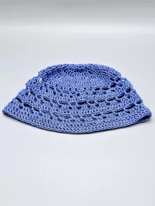 Ručně háčkovaná letní čepka modrá - matná chrpa C3 (58 - 60 cm)