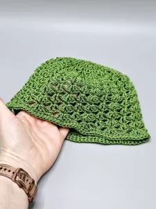 Ručně háčkovaná letní čepka trávově zelená D1 (50 - 54 cm)