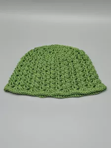 Ručně háčkovaná letní čepka trávově zelená D1 (50 - 54 cm)