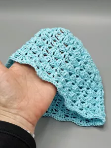 Ručně háčkovaná letní čepka trávově zelená D2 (55 - 59 cm)