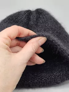 Ručně pletená čepice černá dámská velikost (54 - 56 cm)