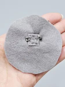 Šedé kruhy s broušenými kamínky - originální brož