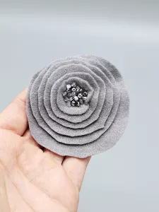 Šedé kruhy s broušenými kamínky - originální brož