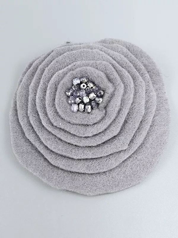 Šedé kruhy s broušenými kamínky - originální brož