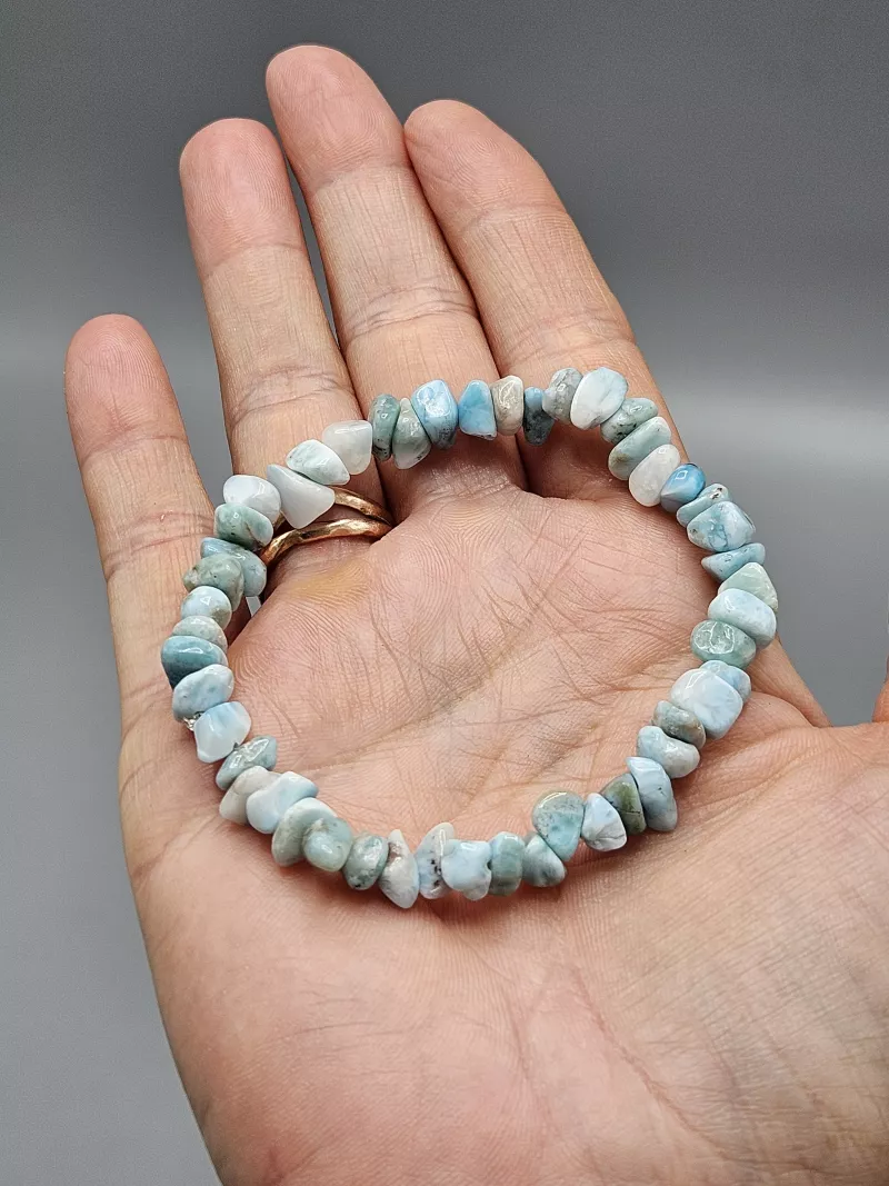 Náramek Larimar AA kvalita z čistých nepravidelných tvarů 20 cm