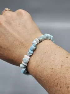 Náramek Larimar AA kvalita z čistých drobných nepravidelných tvarů 16 cm