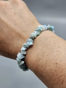 Náramek Larimar AA kvalita z čistých drobných nepravidelných tvarů 16 cm
