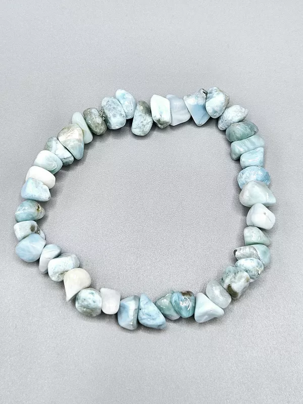 Náramek Larimar AA kvalita z čistých drobných nepravidelných tvarů 16 cm