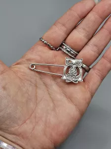 Ozdobný spínací špendlík - Sova platinová